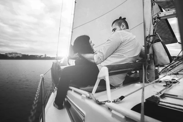 Söt par på yacht — Stockfoto