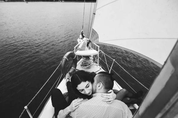 Romantický pár na jachtě — Stock fotografie