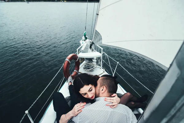 Joli couple sur yacht — Photo