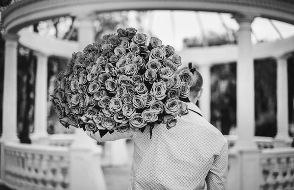 Man met grote boeket rozen buiten — Stockfoto