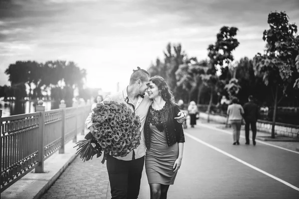 Jovem casal perto do lago no parque — Fotografia de Stock