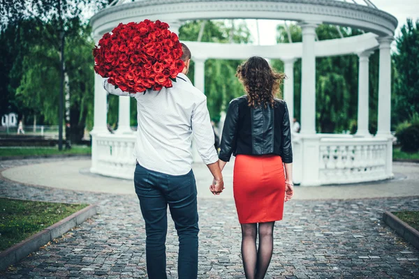 Casal no parque de mãos dadas — Fotografia de Stock