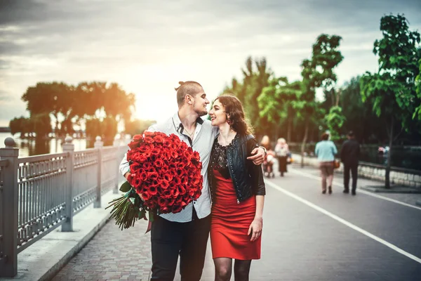 Casal perto do lago no parque — Fotografia de Stock