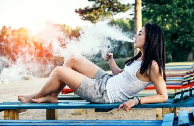  Kız sigara elektronik sigara 