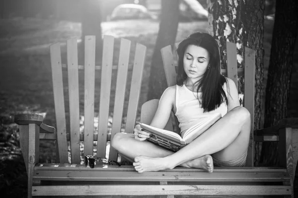 Mädchen liest Buch im Freien am Strand — Stockfoto