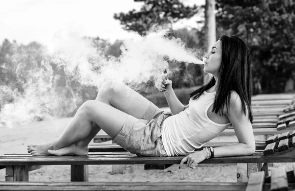 Chica fumar cigarrillo electrónico —  Fotos de Stock