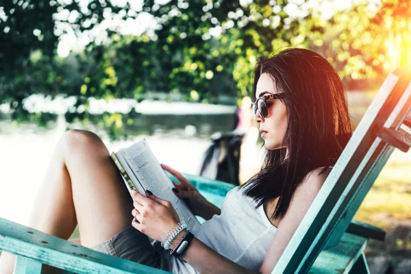 해변에서 야외 책 읽는 소녀 — 스톡 사진