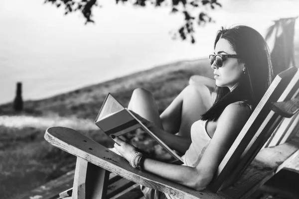 Fille lecture livre en plein air sur la plage — Photo