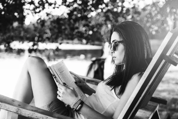Flicka läsa boken utomhus — Stockfoto