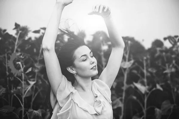 Brunette girl relaxing outdoor — Stock Photo, Image