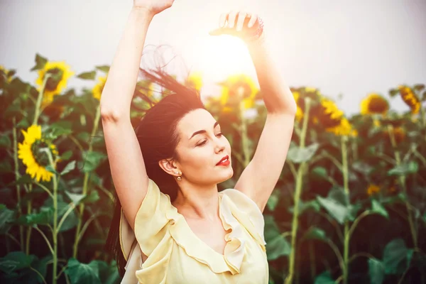 Meisje ontspannen buiten in de buurt van zonnebloem veld — Stockfoto