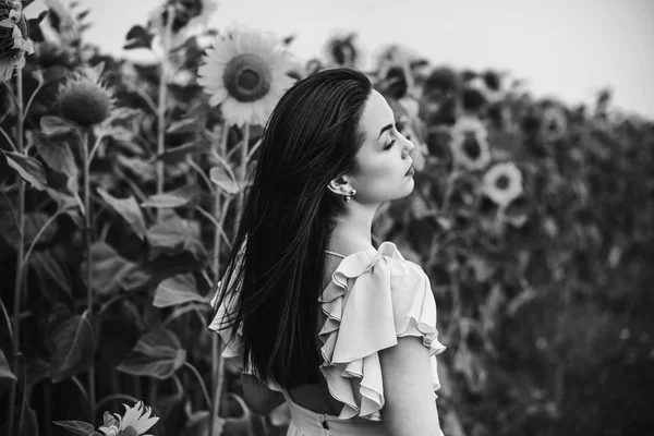 Girl relaxing outdoor near sunflower field — Stock Photo, Image