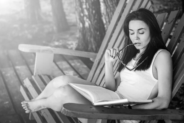 Girl reading book outdoor — Stock Photo, Image