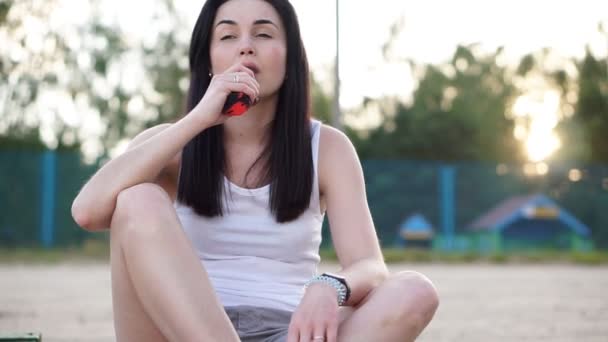 Menina fumar cigarro eletrônico — Vídeo de Stock