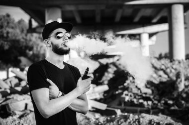 Vaper güneş gözlüğü sakallı