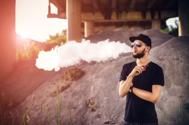 Vaper güneş gözlüğü sakallı