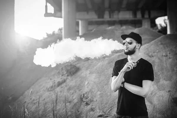 Vaper s bradkou v sluneční brýle — Stock fotografie