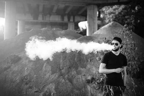 Ceifeiro com barba em óculos de sol — Fotografia de Stock