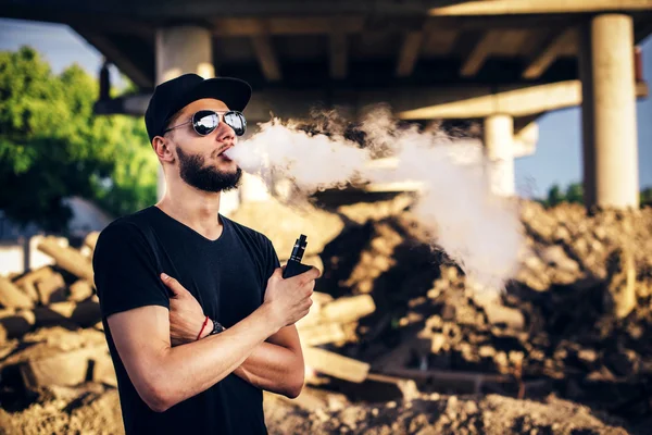 Vaper met baard in zonnebril — Stockfoto