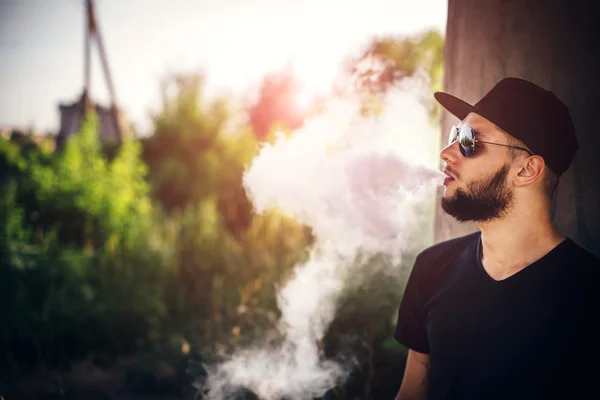 Vaper with beard in sunglasses — Stock Photo, Image