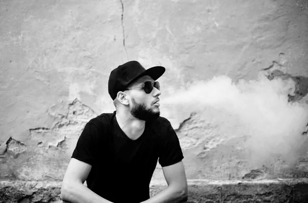 Vaper s bradkou v sluneční brýle — Stock fotografie