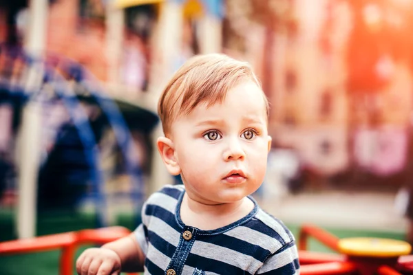 Söt pojke i parken — Stockfoto