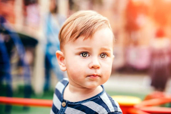 Netter Junge im Park — Stockfoto