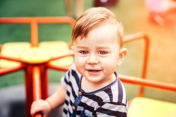 Netter Junge im Park — Stockfoto