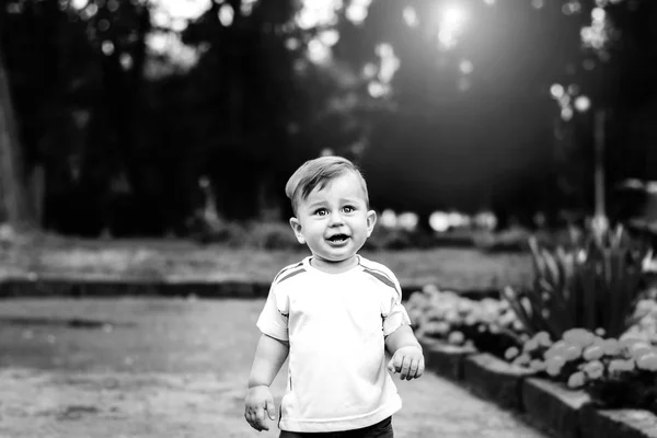 Rapaz bonito no parque — Fotografia de Stock