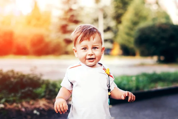 Carino ragazzo nel parco — Foto Stock