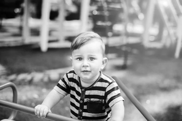 Schattige jongen in het park — Stockfoto