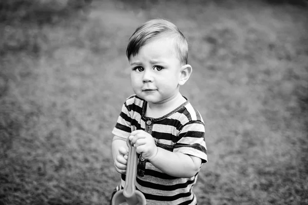 Ładny chłopiec w parku — Zdjęcie stockowe