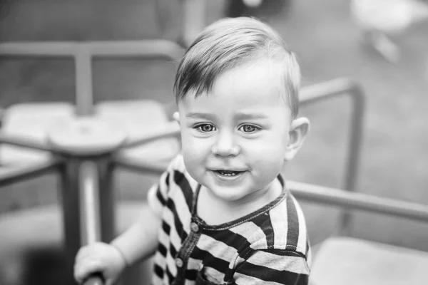 Schattige jongen in het park — Stockfoto