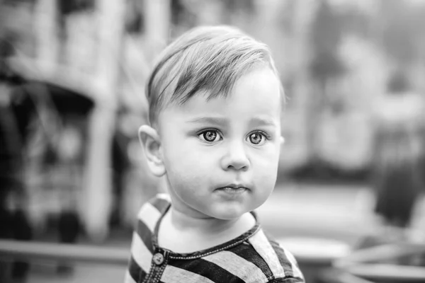 Schattige jongen in het park — Stockfoto