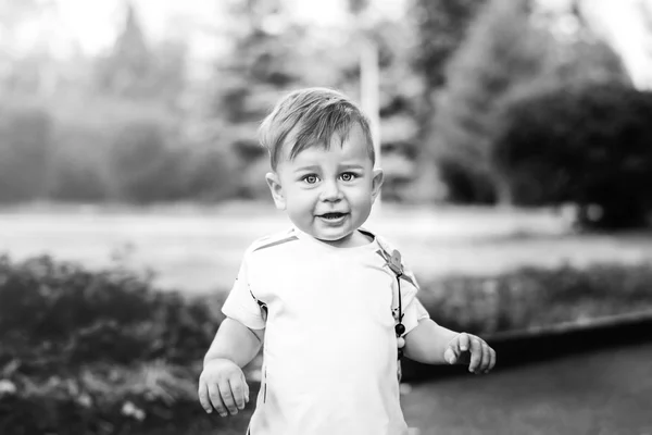 Schattige jongen in het park — Stockfoto