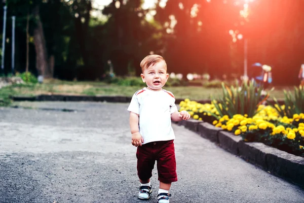 Lindo chico en el parque — Foto de Stock