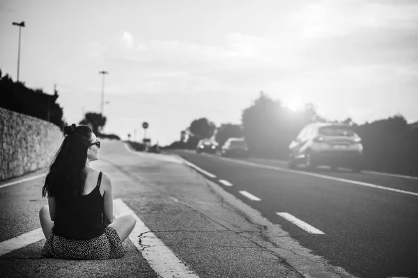 Mooie toeristische meisje op de weg — Stockfoto