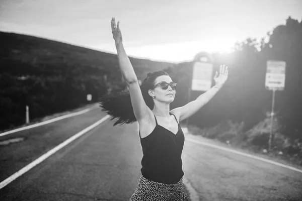 Bella ragazza turistica sulla strada — Foto Stock