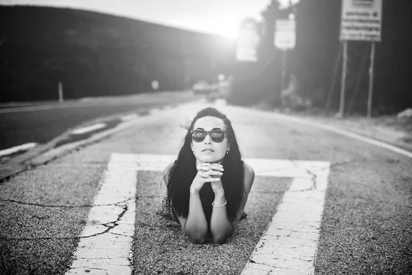 Menina turística bonita na estrada — Fotografia de Stock