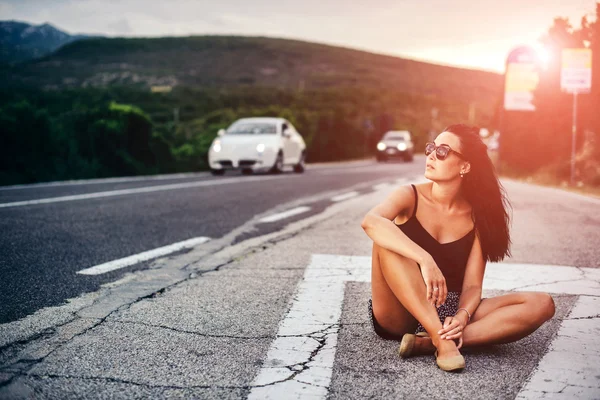 Pěkná turistická dívka na cestě — Stock fotografie