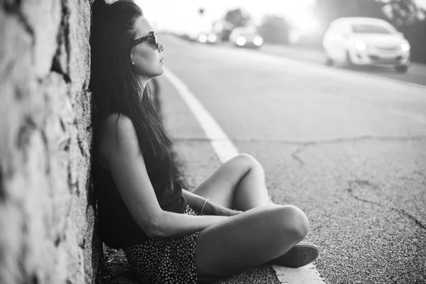 Pretty tourist girl on the road — Stock Photo, Image