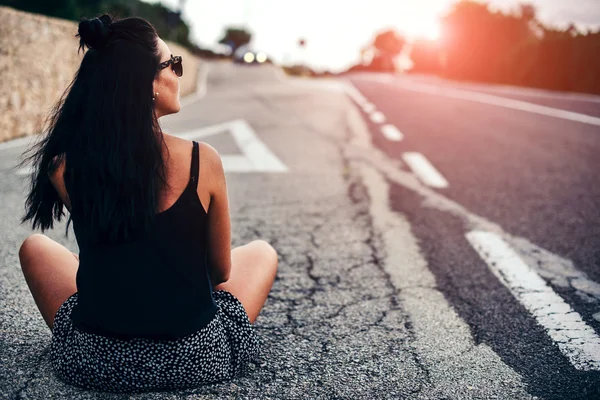 Mooie toeristische meisje op de weg — Stockfoto