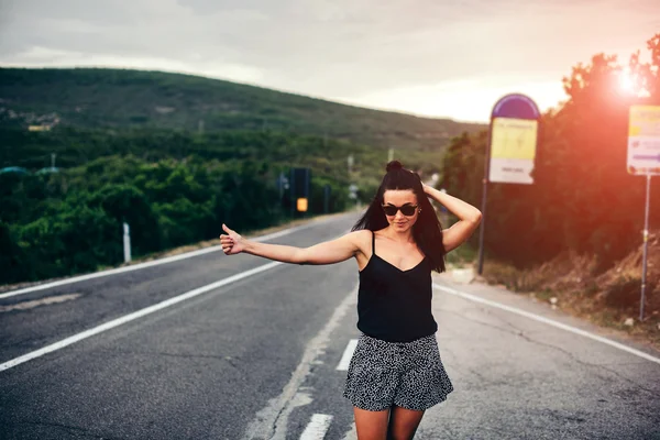 Pěkná turistická dívka na cestě — Stock fotografie