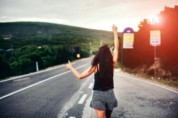 Mooie toeristische meisje op de weg — Stockfoto