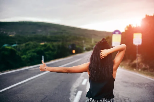 Bella ragazza turistica sulla strada — Foto Stock