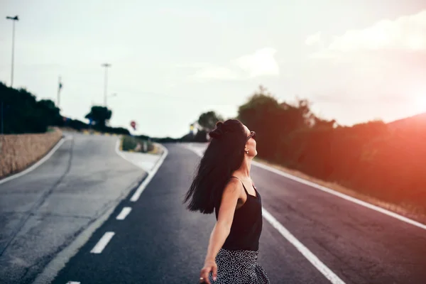 Bella ragazza turistica sulla strada — Foto Stock