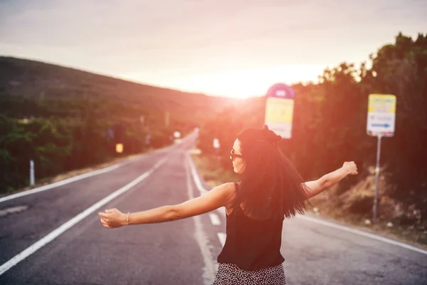 Bella ragazza turistica sulla strada — Foto Stock