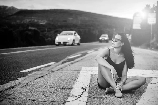 Bella ragazza turistica seduta sulla strada — Foto Stock