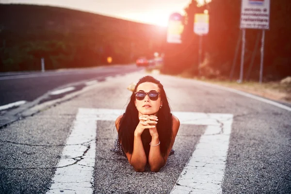 Mooie toeristische meisje op de weg — Stockfoto