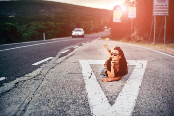 Pretty tourist girl on the road — Stock Photo, Image